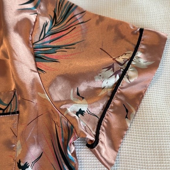 Woman’s Floral Satin Pajama Set  top and shorts size Large Peach color - Picture 8 of 16
